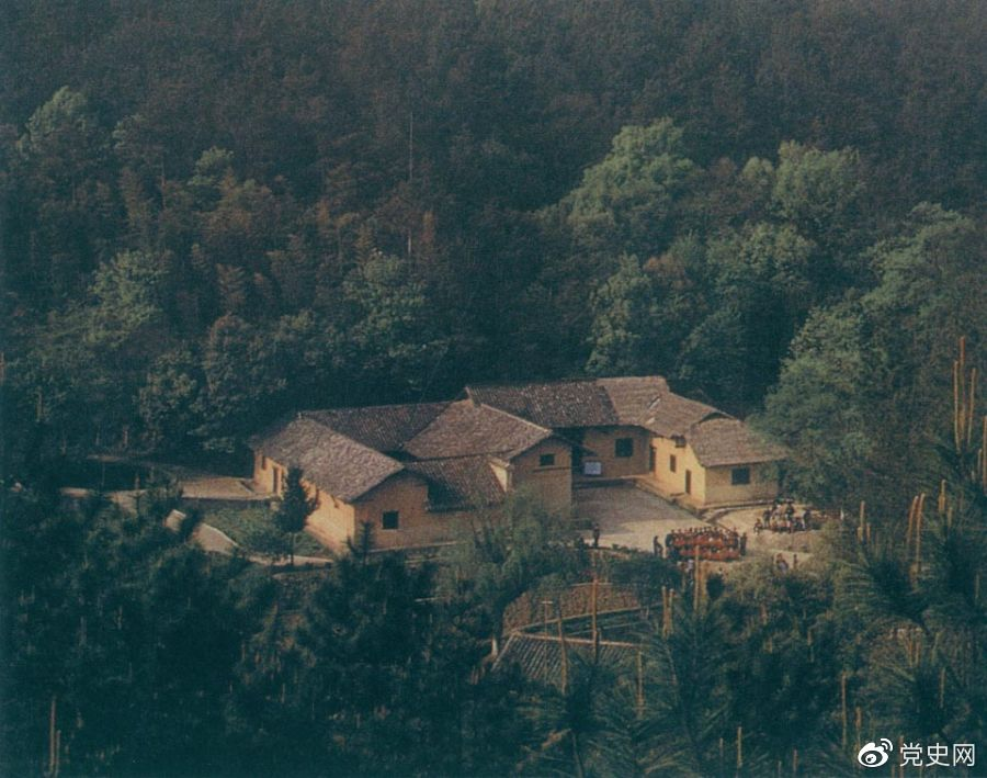 毛澤東故居&mdash;&mdash;湖南省湘潭縣韶山?jīng)_上屋場(chǎng)。1893年12月26日，毛澤東在這里誕生。